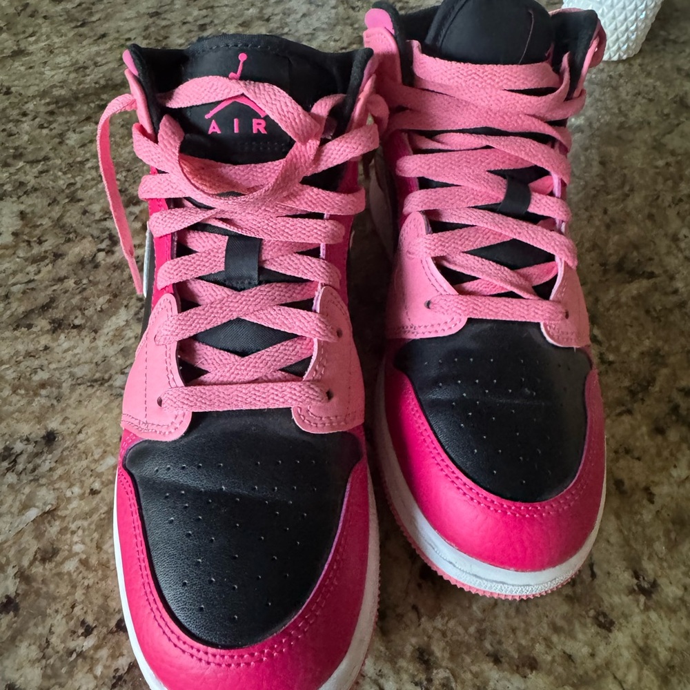Nike Women's or kids  Pink and Black Sneakers - Picture 2 of 4